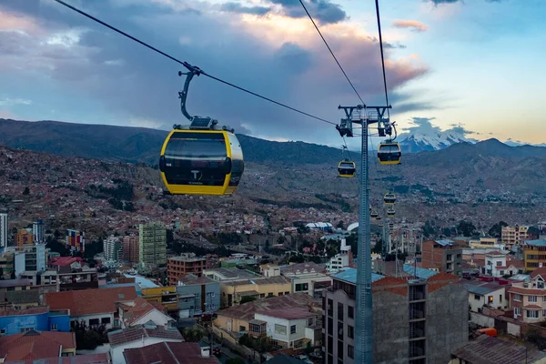 Szcenikus kilátás La Paz város a sárga Skytrain / Kábel Car Line — Stock Fotó