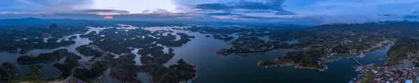 Panoramic View of the Stone, the Guatap Peol and the Slopes of the Small Hills that Surround it that look like Islands. — Stock Photo, Image