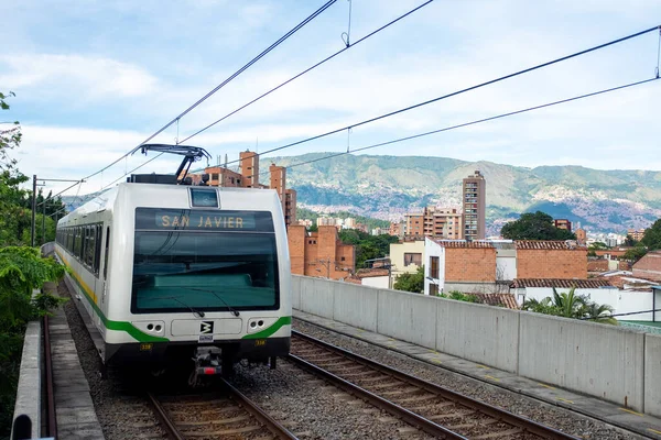 A modern és elegáns Santa Luca metróállomás megy át a narancs vonal — Stock Fotó