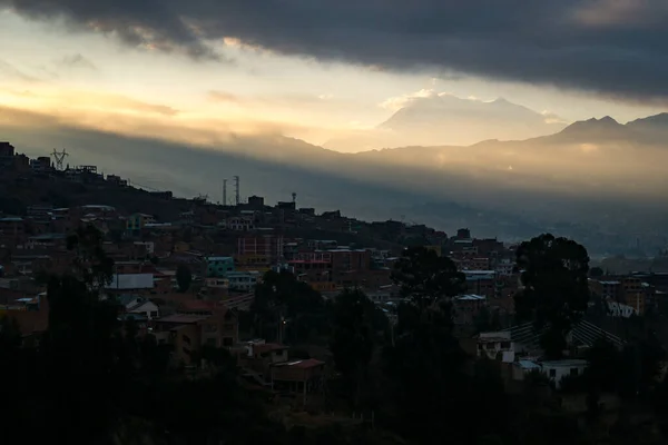 Splendido Illimani, la cima innevata della montagna, punto di riferimento della città di La Paz — Foto Stock