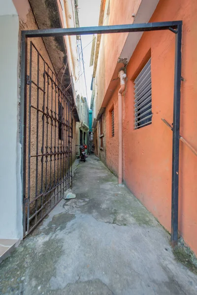 Straatgang tussen twee kleine gebouwen — Stockfoto