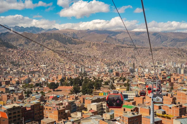 Szcenikus kilátás La Paz város a piros Skytrain / Kábel Car Line — Stock Fotó