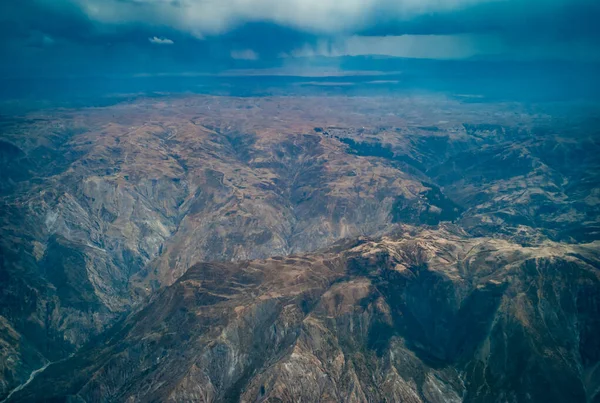 Горный хребет в Перу с лесами, домами и культивируемыми полями — стоковое фото