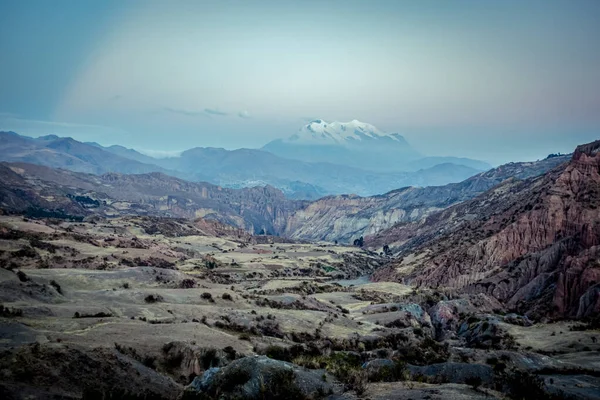 Splendido Illimani, la cima innevata della montagna, punto di riferimento della città di La Paz — Foto Stock