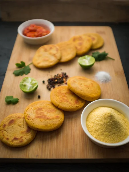 Tipik Kolombiya Gıda Malzemeleri ve Hazırlıkları: İki soslu Arepas, Guacamole ve Hogao.