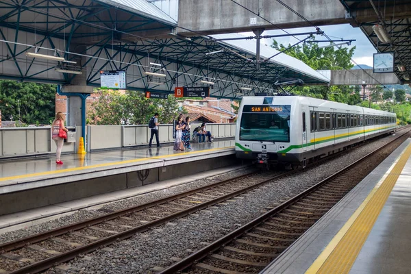 Modern ve şık Santa Luca Metro İstasyonu Turuncu Hat 'tan geçiyor. — Stok fotoğraf