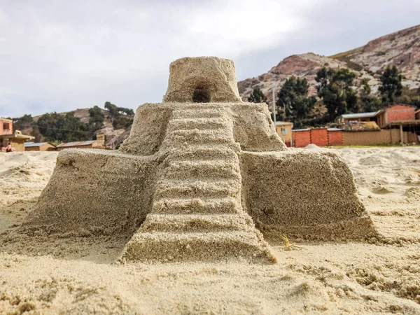 Храм Майя построен из песка на пляже в Сан-Айленд (Isla del Sol ) — стоковое фото