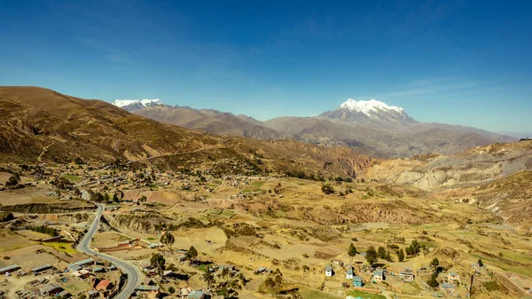 Splendido Illimani, la cima innevata della montagna, punto di riferimento della città di La Paz — Foto Stock