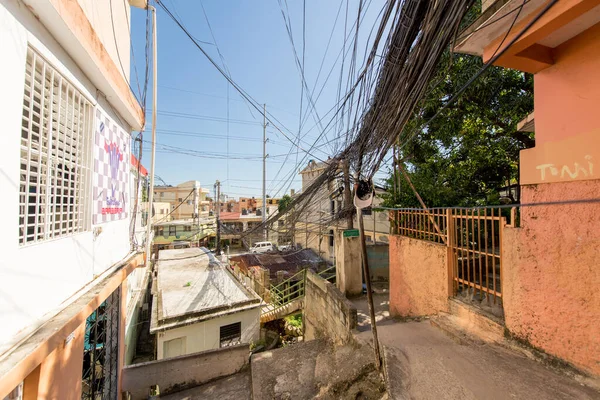 Yıpranmış ve Boyanmamış Apartmanların Dar Koridoru — Stok fotoğraf