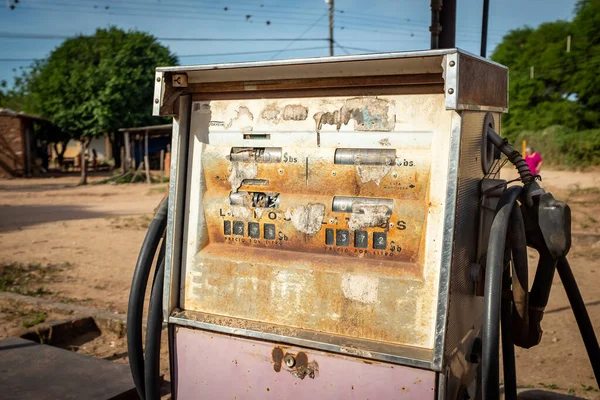 Tanque de gas abandonado y oxidado — Foto de Stock