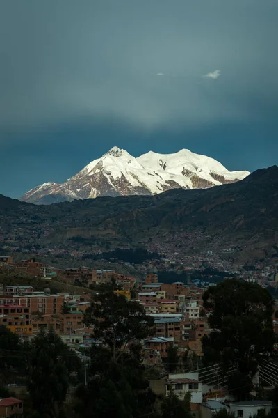 Büyüleyici Illimani, Karlı Dağ Zirvesi, La Paz şehrinin simgesi.
