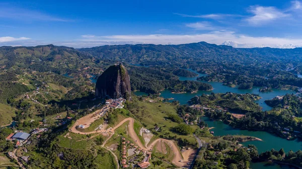 Panoramisch uitzicht op de Steen, de Guatap Peol en de hellingen van de Kleine Heuvels die het omringen die eruit zien als eilanden. — Stockfoto