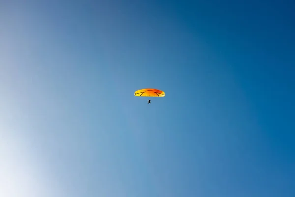 Gleitschirmfliegen, Extremsport im blauen Morgenhimmel — Stockfoto