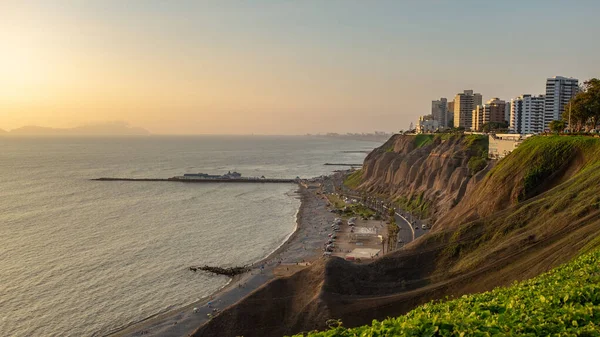 Zonsondergang bij de Mirador van Lima in de omgeving van Miraflores — Stockfoto