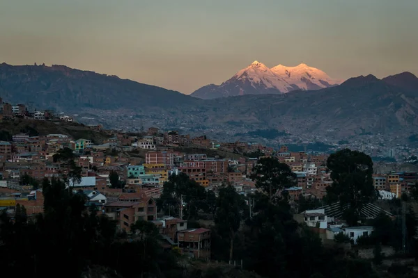 Splendido Illimani, la cima innevata della montagna, punto di riferimento della città di La Paz — Foto Stock