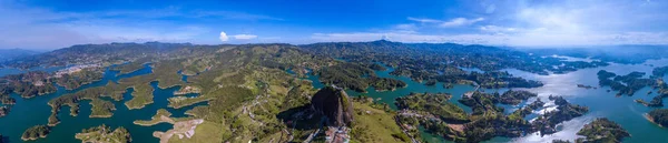 Vue panoramique sur la pierre, la tourbière Guatap et les pentes des petites collines qui l'entourent et qui ressemblent à des îles . — Photo