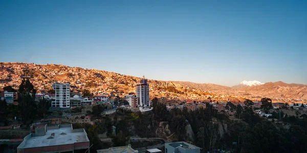 Splendido Illimani, la cima innevata della montagna, punto di riferimento della città di La Paz — Foto Stock