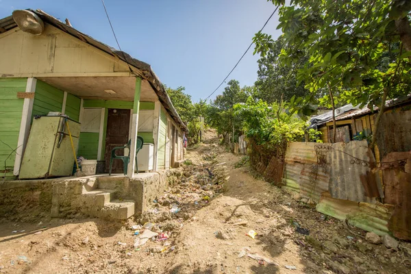 Küçük Evleri Olan Mahalleler Arasındaki Kirli Yol — Stok fotoğraf