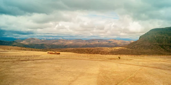 Пустынный и сухой ландшафт с домом в штате Чукисака Боливии — стоковое фото