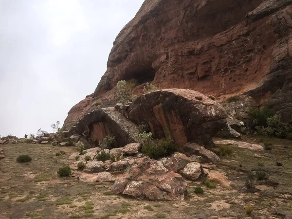 Rochas Gigantes e Nevoeiro na Paisagem da Era Dinossauro Deserta de Toro Toro, Potosi / Bolívia — Fotografia de Stock