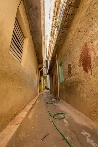 İki Küçük Bina Arasındaki Sokak Koridoru — Stok fotoğraf