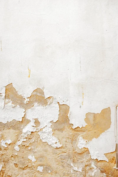 Textura raspada de la pared de pintura blanca vieja dañada del edificio viejo en España — Foto de Stock