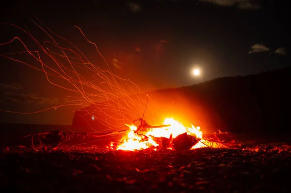 Campfire at Sunset in Camping Area in Anticosti Island, Quebec, Canada — Stock Photo, Image