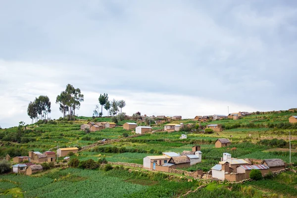 Pintoresco pueblo de Challa con cultivos de frijol de lava y patata en Sun Island (Isla Del Sol), La Paz, Bolivia —  Fotos de Stock