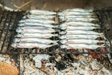 Caplin (Mallotus villosus), Izgaradaki Birkaç Küçük Balık