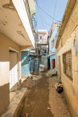 İki Küçük Bina Arasındaki Sokak Koridoru