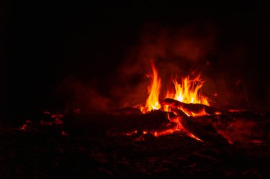 Anticosti Adası'nda Kamp Alanında Gün Batımında Kamp Ateşi, Quebec, Kanada