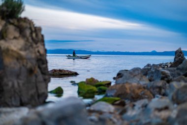Aymara Man, Challa Körfezi 'ndeki Küçük Bir Teknede Yüzüyor ve Balıkçılık Meşhur Güneş Adası' nda (Isla Del Sol)