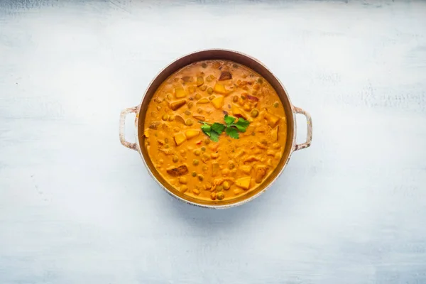 Indiai ételek: Curry Pot tele borsó és burgonya dekoratív Cilantro — Stock Fotó