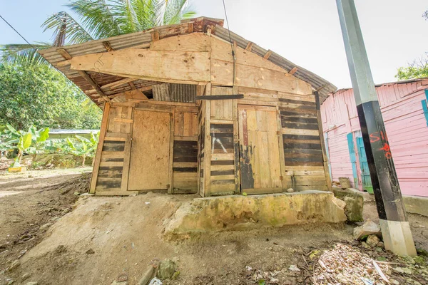 Casa construida con sobras de madera con residuos en el barrio — Foto de Stock