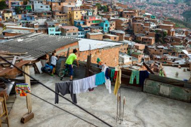 Medellin, Antioquia / Kolombiya; 24 Şubat 2019: Komün 13 'te Bisiklet İzleme Evi' nde Çocuk