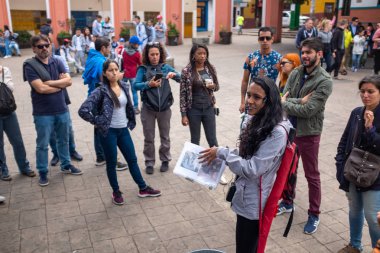 Bogota, Cundinamarca / Kolombiya, 8 Ağustos 2019: Bogota Sokaklarında Tarihi Tur Rehberi Kolombiya Halkı Kültür, Barış ve Tarihi Olayları Açıklıyor