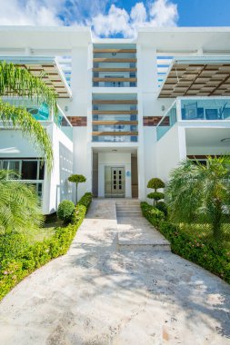 Punta Cana, La Altagracia / Dominik Cumhuriyeti - 10 Nisan 2014: Zengin Yabancıların Palmiye Ağaçlarıyla Daire Tatil Köyü