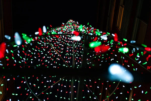 Luces de Navidad rojas y verdes en forma de paraguas en Montreal, Quebec / Canadá — Foto de Stock