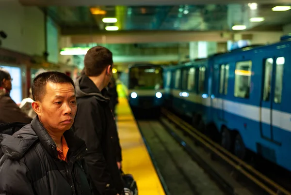 Montreal, Quebec / Canada - January 14 2013:  People Waiting to Arrive the Subway in a Minute — Stock Photo, Image