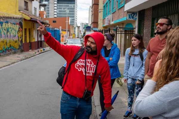 Bogota, Cundinamarca, Colombia, August 8 2019：Graffiti Tour Guide in Bogot Street, Explaining Colombian Culture, Peace, Inclusivity, Respect, Support for Minorities, Black and Indigenous People — 图库照片
