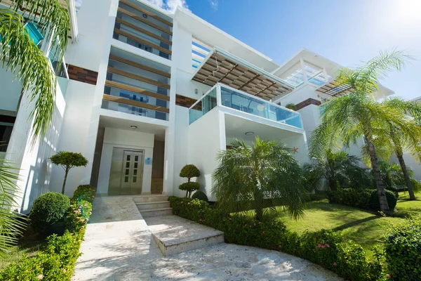 Punta Cana, La Altagracia / Dominik Cumhuriyeti - 10 Nisan 2014: Palmiye Ağaçları ve Zengin Yabancılar İçin Havuzlar Aranıyor