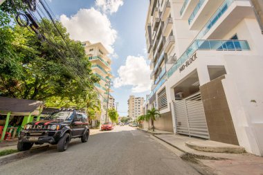 Santo Domingo, Dominik Cumhuriyeti; 11 Nisan 2014: Şehrin çeşitli binalar arasındaki ana caddesi.