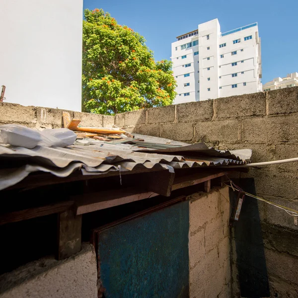 Santo Domingo, Dominicaanse Republiek; 11 april 2014: Zicht op Luxe Gebouw vanuit arme Huizen Buurt — Stockfoto