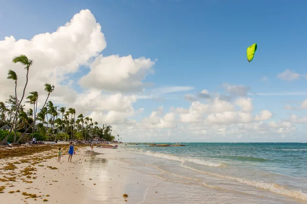 Punta Cana / Dominikánská republika - 13. dubna 2014: Holiday Paradise, a Boat in the Blue Sea — Stock fotografie
