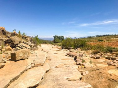 Torotoro Ulusal Parkı 'nda güneşli bir günde Rocky Yolu, Potosi / Bolivya' da korunan bir bölge.