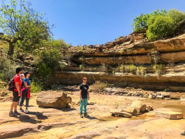 Torotoro, Potosi / Bolivya - 3 Kasım 2018: Güneşli bir günde Bitki ve Taşlarla dolu Koruma Alanını Gözlemleyen Turistler