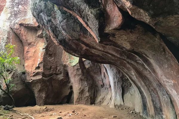 数百万年前にポトシ ボリビアの保護地域であるトロトロ国立公園で海の波の影響による洞窟の日没の外部形成 — ストック写真