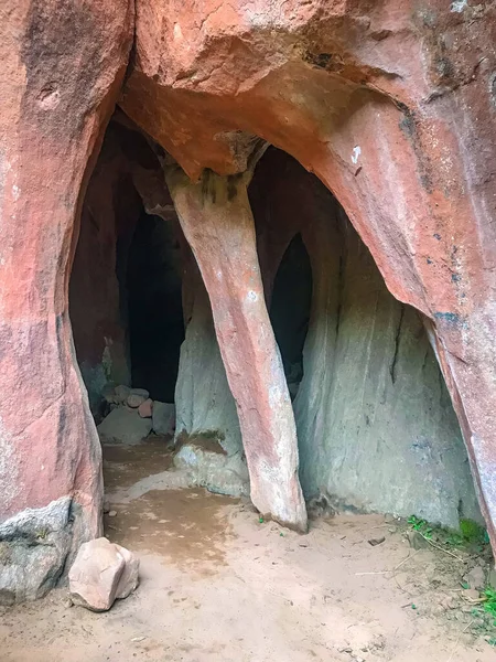 Potosi / Bolivya 'da Farklı Girişlere sahip Umajalanta Cavernof Kırmızımsı Rengi