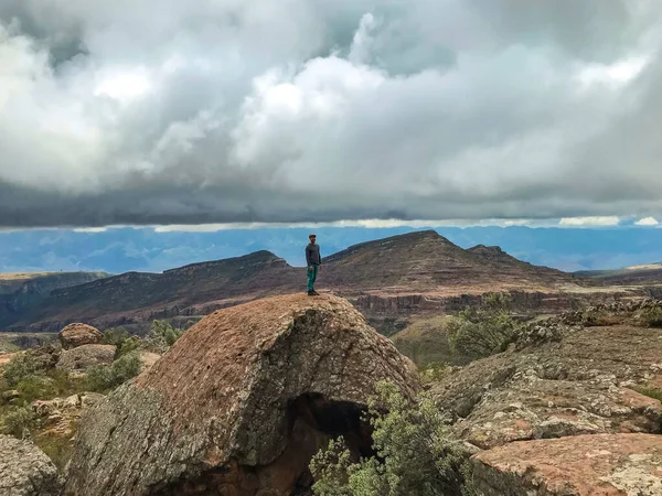 Homme Blanc Caucasien Debout Sur Une Montagne Rocheuse Milieu Paysage — Photo