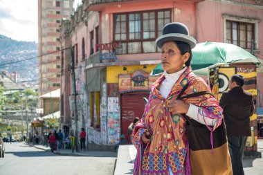 La Paz, La Paz / Bolivya - 25 Ekim 2014: Geleneksel Giyinen Yerli Aymara Kadını 'nın Gözünün Altında Morluk ve Sokaklarda Yürüyüşleri Olan Yüzü Var